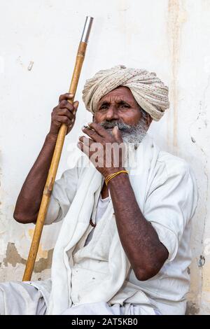 Porträt eines älteren Indianers Rauchen, Jaisalmer, Rajasthan, Indien Stockfoto