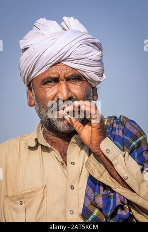Porträt eines Indianers Smoking, Jaisalmer, Rajasthan, Indien Stockfoto