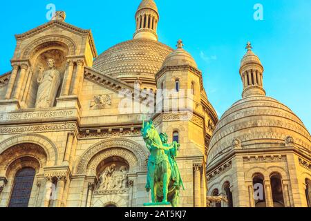 Detail der Fassade des Heiligsten Herzens der Pariser Kirche in Frankreich. Basilique du Sacre-Coeur de Montmartre, das historische Viertel der Hauptstadt von Paris. Sonnenuntergang Stockfoto