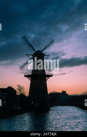 Schöne Windmühlen in der Provinz Schiedam, Südholland, diese höchsten Windmühlen der Welt, auch Brennermühlen genannt, wurden zum Mahlen von Getreide t verwendet Stockfoto