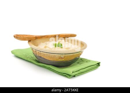 Rustikale Schüssel mit hausgemachtem Clomchowder auf einer grünen Serviette auf einem sauberen weißen Hintergrund fotografiert. Stockfoto