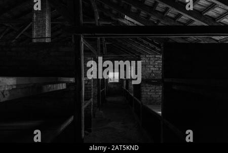 Ein Schwarz-Weiß-Bild von der Innenseite einer Kaserne in Auschwitz II - Birkenau. Stockfoto