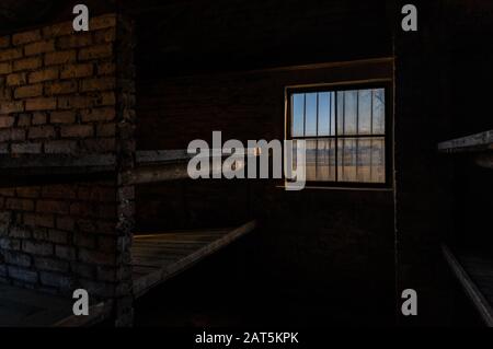 Ein Bild der Innenseite einer Kaserne in Auschwitz II - Birkenau. Stockfoto