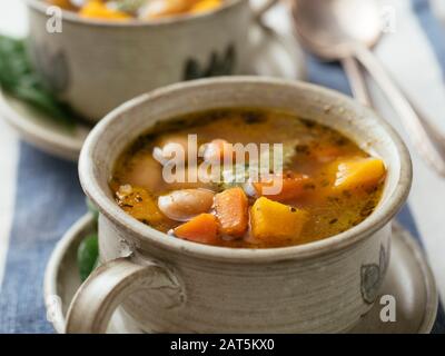 Hausgemachte Winterkürbis- und Bohnensuppe in einer Suppenschale. Stockfoto