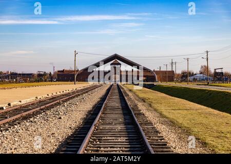 Ein Bild der Eisenbahn und des Haupttores von Auschwitz II - Birkenau. Stockfoto