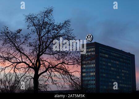 Die alte Zentrale von Volkswagen ist ein sichtbares Wahrzeichen der Stadt Wolfsburg. Massives VW-Logo auf dem Gebäude ist jederzeit beleuchtet und sichtbar. Stockfoto