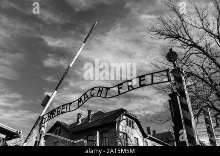 Ein Schwarz-Weiß-Bild des Torzeichens in Auschwitz I. Stockfoto