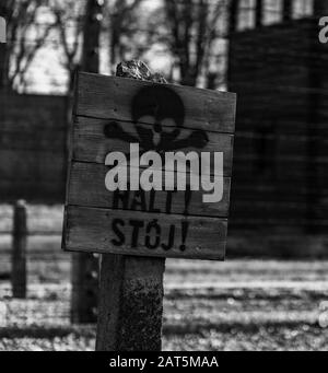 Ein Schwarz-Weiß-Bild eines Warnzeichens in Auschwitz I. Stockfoto