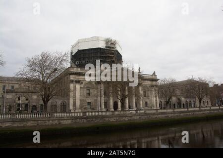 Vierköpfiges neoklassizistisches Justizgebäude am Fluss Liffey wird renoviert, Dublin, Irland Stockfoto