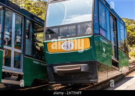 Touristen, die mit der Standseilbahn Flying Dutchman zur Aussichtsplattform unterhalb des alten Cape Point Leuchtturms, Cape Point National Park, Südafrika fahren Stockfoto