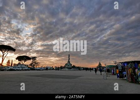 Florenz, ITALIEN - 31. DEZEMBER 2019: Menschen auf dem Platz am Platz der Piazza Michelangelo, die den Sonnenuntergang vor Silvester beobachten Stockfoto