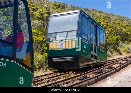 Touristen, die mit der Standseilbahn Flying Dutchman zur Aussichtsplattform unterhalb des alten Cape Point Leuchtturms, Cape Point National Park, Südafrika fahren Stockfoto