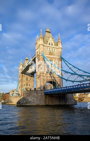 Portraitansicht der Tower Bridge in der City of London, Großbritannien. Tower Bridge überquert die Themse und ist eine der bekanntesten Touristenattraktionen Londons. Stockfoto