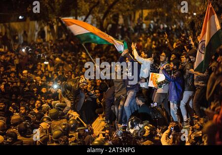 Neu-Delhi, Indien. Januar 2020. Demonstranten haben am 30. Januar 2020 in Neu-Delhi, Indien, Parolen ausgerufen. Am Donnerstag kam es zu massiven Protesten, als Hunderte von Menschen, hauptsächlich Studenten, sich außerhalb von Jamia Millia Islamia in der indischen Hauptstadt versammelten, um zu protestieren, dass sie einen Studenten in den Händen eines pistolen Mannes beschossen haben. (Xinhua/Javed Dar) Kredit: Xinhua/Alamy Live News Stockfoto