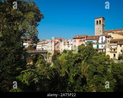 Wunderschöne Landschaft mit Bäumen vor dem historischen Dorf und dem Belltower von Cividale del Friuli. Mittelalterlichen Stadtbild mit blauem Sommerhimmel. Kein Peo Stockfoto