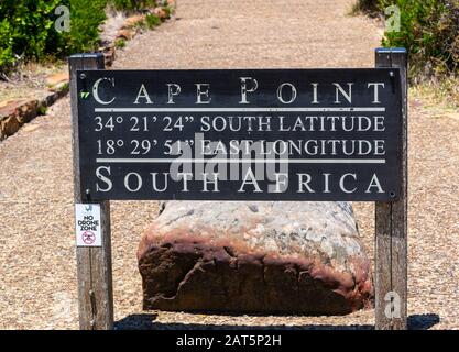 Schild am Cape Point mit GPS-Koordinaten für breiten- und Längengrad am Cape Point, Teil des Table Mountain National Park, Südafrika Stockfoto