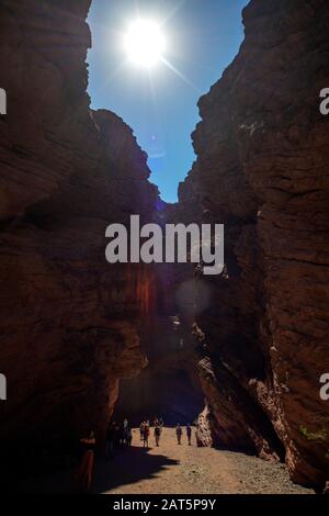 Touristen, die das Amphitheater an der Ruta 68 besuchen, fahren von Salta nach Cafayate, Salta, Argentinien Stockfoto