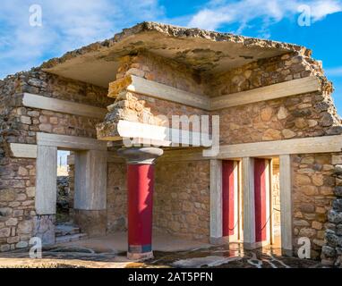 Blick auf die Ruinen des berühmten minoischen Palastes von Knossos, dem Zentrum der minoischen Zivilisation und einer der größten archäologischen Stätten Griechenlands. Stockfoto