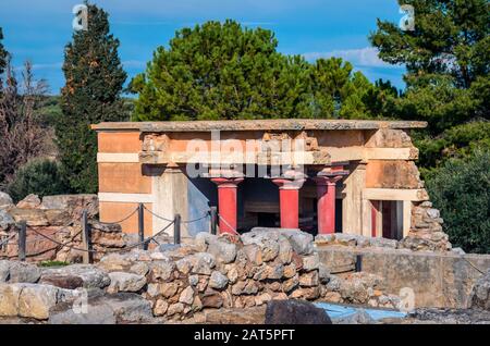 Blick auf die Ruinen des berühmten minoischen Palastes von Knossos, dem Zentrum der minoischen Zivilisation und einer der größten archäologischen Stätten Griechenlands. Stockfoto