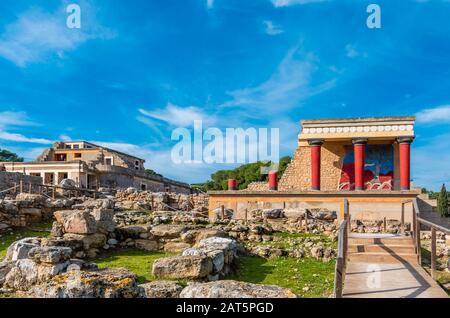 Blick auf die Ruinen des berühmten minoischen Palastes von Knossos, dem Zentrum der minoischen Zivilisation und einer der größten archäologischen Stätten Griechenlands. Stockfoto