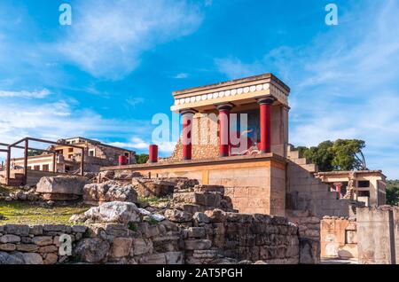 Blick auf die Ruinen des berühmten minoischen Palastes von Knossos, dem Zentrum der minoischen Zivilisation und einer der größten archäologischen Stätten Griechenlands. Stockfoto