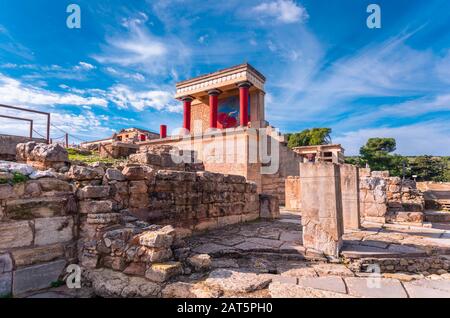 Blick auf die Ruinen des berühmten minoischen Palastes von Knossos, dem Zentrum der minoischen Zivilisation und einer der größten archäologischen Stätten Griechenlands. Stockfoto