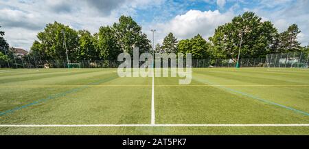 Panoramablick auf das Fußballstadion. Natürliches grünes Gras. Weitwinkelobjektiv. Stockfoto