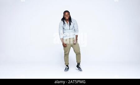 Aufgeregtes afrikanisches Männchen mit auf weißem Hintergrund isolierten Dreadlocks. Ein glücklicher afrikaner, der die Kamera betrachtet. Stockfoto