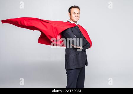 Ein Geschäftsmann in einem Helden rotem Umhang und eine Maske, in der Ansicht von vorn in der Ferne über seine Schulter auf weißem Hintergrund. Business und Erfolg. Plannin Stockfoto