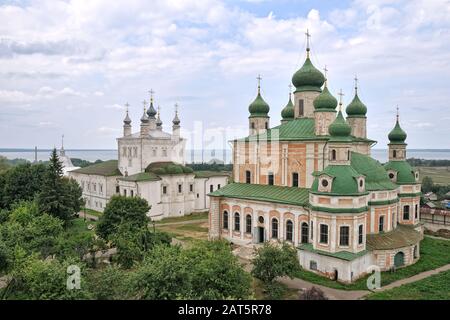 = Architektonisches Ensemble des Klosters Goritsky = Blick vom Kirchturm auf das architektonische Ensemble von Kirchen des Klosters Goritsky, Dormition Stockfoto