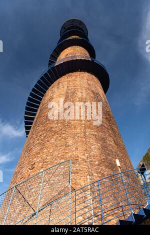 Alter Ziegelschornstein einer Zuckerfabrik als Touristenattraktion saniert. Caldas de Reyes, Galicien, Spanien Stockfoto