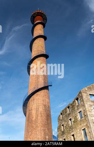 Ruinen einer Zuckerfabrik aus dem Anfang des 20. Jahrhunderts mit einem Ziegelschornstein, der als Touristenattraktion saniert wurde. Caldas de Reyes, Galicia, S. Stockfoto