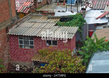 Ziegelbau mit Metalldach in Huaraz Peru Südamerika Stockfoto