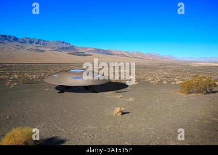 Ufo landete in der Wüste. Stockfoto