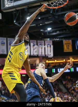 Berlin, Deutschland. Januar 2020. Basketball: Euroleague, Alba Berlin - Fenerbahce Istanbul, Hauptrunde, 22. Spieltag, Mercedes Benz Arena. Albas Landry Nnoko (l) legt gegen Jan Vesely aus Fenerbahce Istanbul den Ball in den Korb. Kredit: Andreas Gora / dpa / Alamy Live News Stockfoto