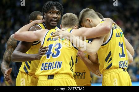 Berlin, Deutschland. Januar 2020. Basketball: Euroleague, Alba Berlin - Fenerbahce Istanbul, Hauptrunde, 22. Spieltag, Mercedes Benz Arena. Albas Spieler Landry Nnoko (l-r), Luke Sikma und Rokas Giedraitis stehen im Kreis mit Mannschaftskameraden. Kredit: Andreas Gora / dpa / Alamy Live News Stockfoto