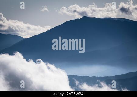 Serra d'Ensija Silhouette durch Wolken. Katalonien. Spanien. Stockfoto