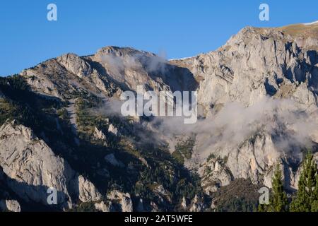 Felsformationen am Südhang des Gebirges Moixeró. Cadi-Moixero-Naturpark. Katalonien. Spanien. Stockfoto