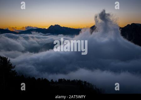 Pedraforca Gipfel über dem Meer der Wolken in der Dämmerung. Cadi-Moixero-Naturpark. Katalonien. Spanien. Stockfoto