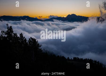 Pedraforca Gipfel über dem Meer der Wolken in der Dämmerung. Cadi-Moixero-Naturpark. Katalonien. Spanien. Stockfoto