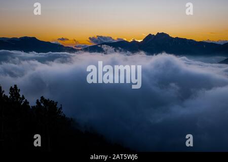 Pedraforca Gipfel über dem Meer der Wolken in der Dämmerung. Cadi-Moixero-Naturpark. Katalonien. Spanien. Stockfoto