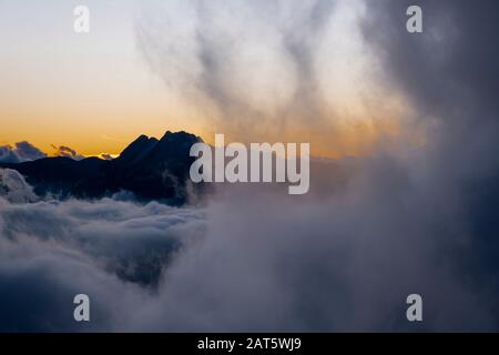 Pedraforca Gipfel über dem Meer der Wolken in der Dämmerung. Cadi-Moixero-Naturpark. Katalonien. Spanien. Stockfoto