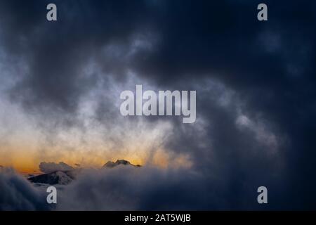 Pedraforca Gipfel über dem Meer der Wolken in der Dämmerung. Cadi-Moixero-Naturpark. Katalonien. Spanien. Stockfoto