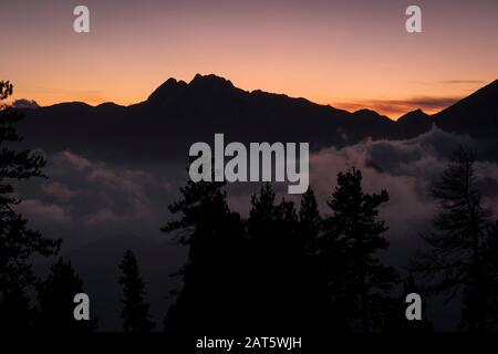 Pedraforca Gipfel über dem Meer der Wolken in der Dämmerung. Cadi-Moixero-Naturpark. Katalonien. Spanien. Stockfoto