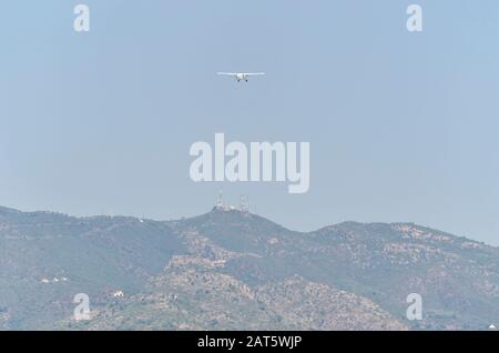 Kleines Flugzeug - Pilatus PC-6 / B2-H4 Turbo Porter -, Start vom Flugplatz Castellon de la Plana (Spanien), mit Fallschirmspringern im Inneren. Extremsport. Stockfoto