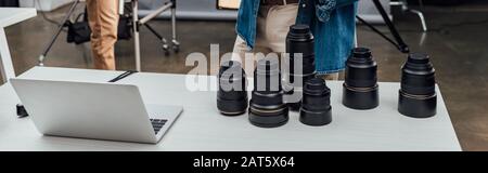 Panorama-Fotolinsen in der Nähe eines Laptops auf dem Tisch Stockfoto