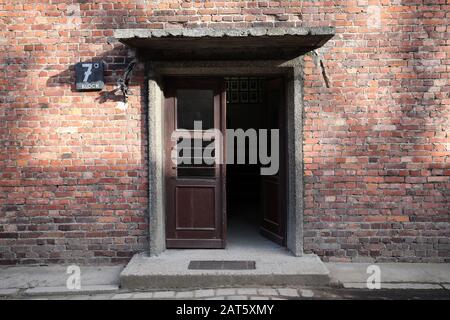 Polen, OSWIECIM, AUSCHWITZ- 27. Januar 2020: Der Eingang zum Gebäude der 7. KL Auschwitzblockade Stockfoto