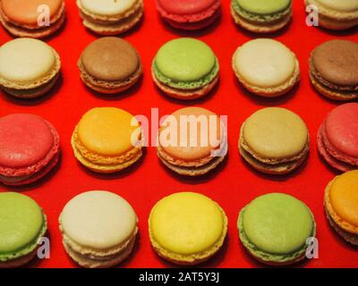 Ein Makaron oder französische Makronen ist eine Konfektion auf der Grundlage von süßem Meringue, die aus Eiweiß, Puderzucker, Granulat, Mandelmehl und Lebensmittelfarbe besteht Stockfoto