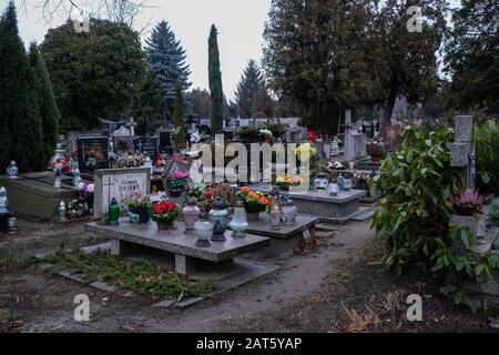 Polen, Wroclaw- 19. Januar 2020: Gräber auf dem Friedhof Heiliger Geist (Swietego Ducha) an der Bardzka Straße in Wroclaw Stockfoto