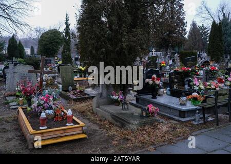 Polen, Wroclaw- 19. Januar 2020: Gräber auf dem Friedhof Heiliger Geist (Swietego Ducha) an der Bardzka Straße in Wroclaw Stockfoto